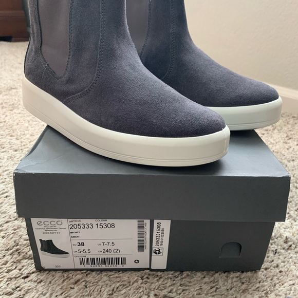 Brand New- Ecco size EU 38 (US7-7.57 charcoal suede bootie - Picture 5 of 9
